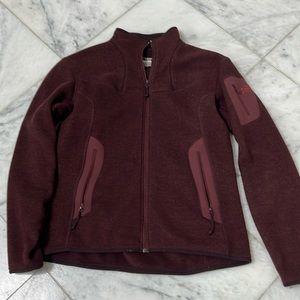 Arc’teryx iconic midweight fleece jacket. Large, dark wine